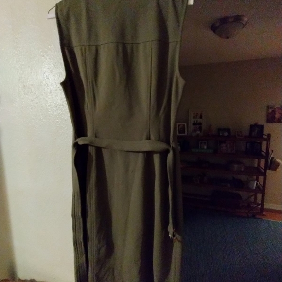 Green dress with belt - Picture 2 of 3